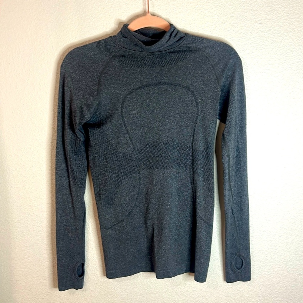 Lululemon turtleneck breathable long sleeve. Excellent condition perfect logo.